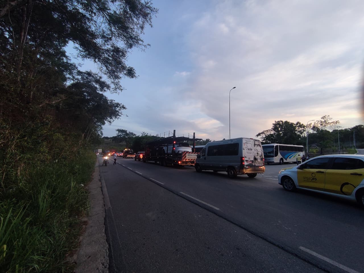 Trânsito ficou bloqueado nos dois sentidos da BR-104 | Foto: Gustavo Lopes