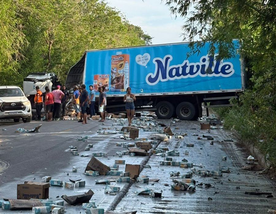 Caixas de leite ficaram espalhadas na via |Foto: Cortesia ao O Alagoano